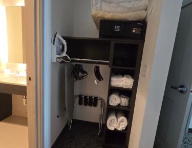 King Studio with Sofa Bed and Adapted Tub - Mobility Accessible