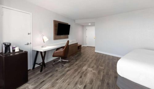 King Room with Roll-in Shower - Mobility Access/Non-Smoking