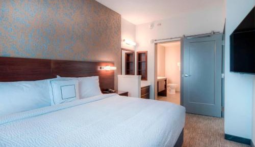1 Bedroom Larger Suite, 1 King, Sofa bed, Corner room