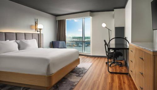 One King Bed with Waterview
