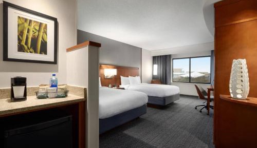 Queen Room with Two Queen Beds and Roll-In Shower - Mobility Access/Hearing Accessible