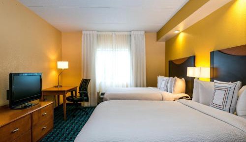 Queen Room with Two Queen Beds and Roll-In Shower - Mobility Access/Hearing Accessible