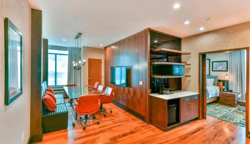 One-Bedroom King Suite with Dining Area