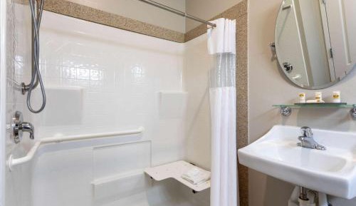 Deluxe King Room with Mobility/Hearing Impaired Access - Non-Smoking