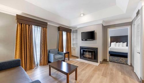 Queen Suite with Two Queen Beds and Sofa Bed - Shower Only/Non-Smoking