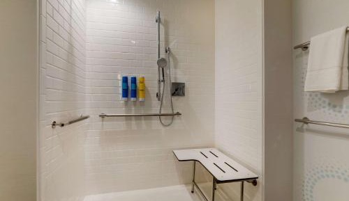 Queen Room with Two Queen Beds and Roll-In Shower - Mobility and Hearing Access