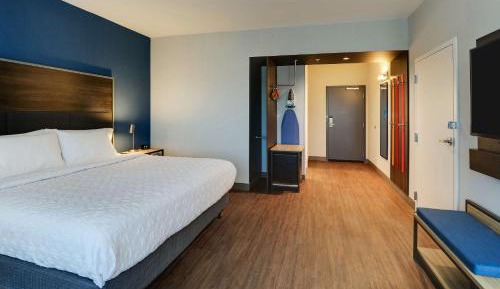 King Room with Roll-In Shower - Mobility Access
