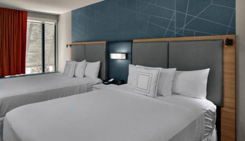 Queen Suite with Two Queen Beds, Bathtub and Trundle Sofa - Mobility Access/Hearing Accessible