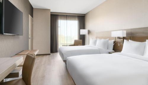 Queen Room with Two Queen Beds - Hearing Accessible