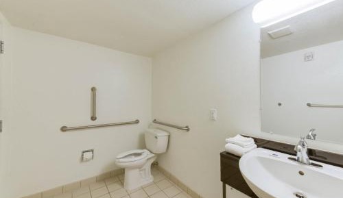 King Room with Roll-in Shower - Mobility Access/Non-Smoking