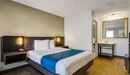 Deluxe Queen Room - Non-Smoking