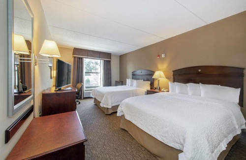 Burlington Hotel | Hampton Inn & Suites Burlington
