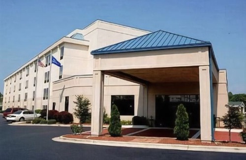 Greensboro Hotel | Holiday Inn Express Greensboro-I-40 at Wendover, an Ihg Hotel