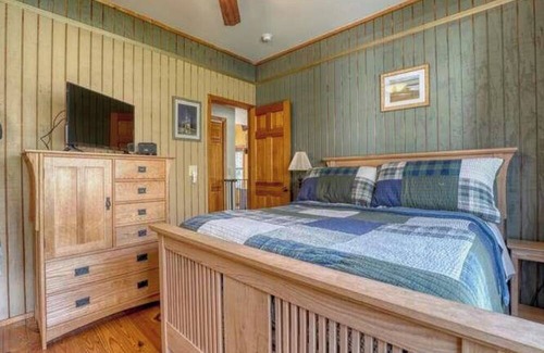 Murphy House | 10% discount for First Responders, Military, Educators, Nurses. Pet Friendly.