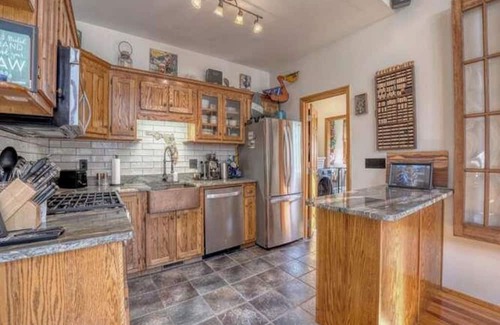Murphy House | 10% discount for First Responders, Military, Educators, Nurses. Pet Friendly.