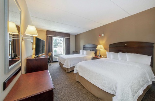 Burlington Hotel | Hampton Inn & Suites Burlington