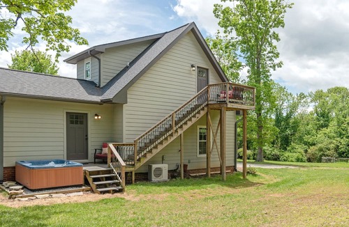 Druid Hills Apartment | Private Studio Above Garage w/Hot tub Only 1 Mile to Downtown Hendersonville