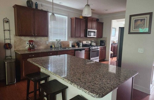 Burlington House | Spacious 4-bedroom on a quiet cul-de-sac in Burlington. Near Elon & Greensboro.