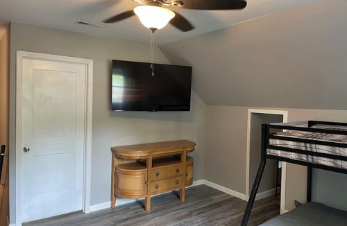 New London House | Beautiful Lakefront Property on Badin Lake