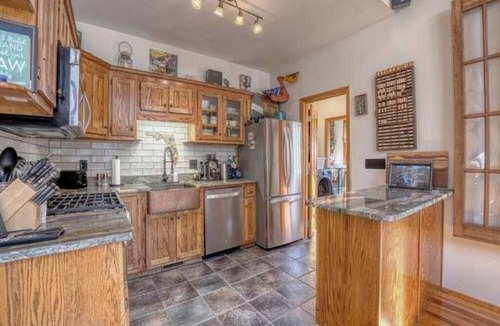 Murphy House | 10% discount for First Responders, Military, Educators, Nurses. Pet Friendly.