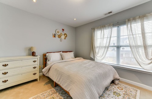 Mountain Island House | Cozy Charlotte Townhome Rental ~ 11 Mi to Uptown!
