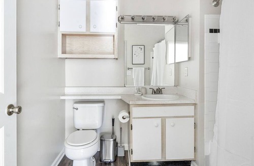 Jamestown Apartment | Modern Apartment in Prime Location (ID1182X417)