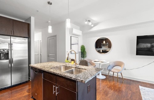 Cherry Apartment | Luxurious 1 King Bed Suite—In Uptown Charlotte!