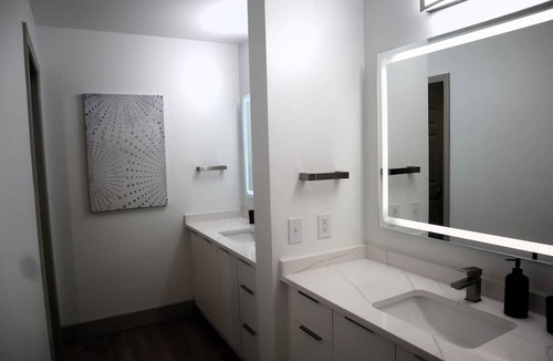 Third Ward Apartment | Spacious and Modern 4 Bedroom Uptown Charlotte. Walk to Bank of America Stadium!