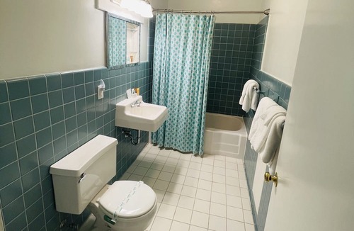 Clemmons Apartment | Steeplechase Room 2queen - Non- Smoking- No Pet