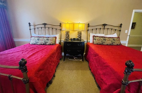 Clemmons Apartment | Walnut Room 2 double - Non- Smoking- No Pet
