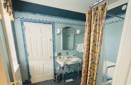 Clemmons Apartment | Johnson Room King - Non- Smoking- No Pet