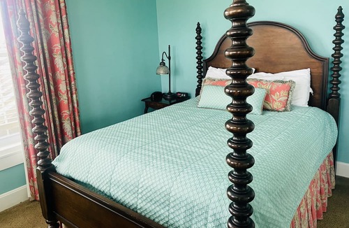 Clemmons Apartment | Oak Tree Room queen - Non- Smoking- No Pet