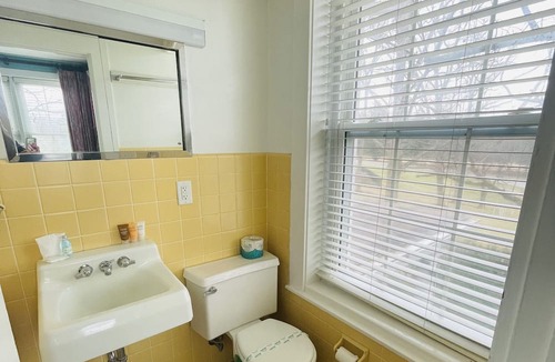 Clemmons Apartment | Oak Tree Room queen - Non- Smoking- No Pet