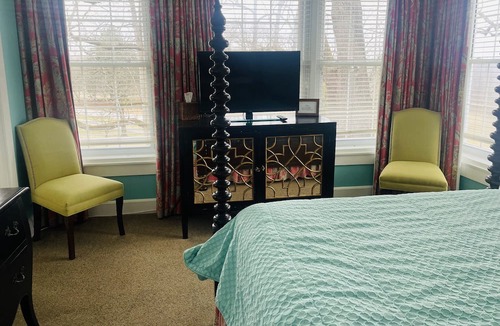 Clemmons Apartment | Oak Tree Room queen - Non- Smoking- No Pet