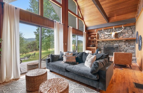 Leicester Cabin | Modern Mountain Cabin by AvantStay | Hot Tub
