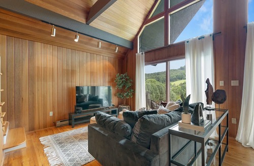 Leicester Cabin | Modern Mountain Cabin by AvantStay | Hot Tub