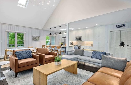 Saluda House | Tree Blew Inn: free daily activities, cozy rooms.
