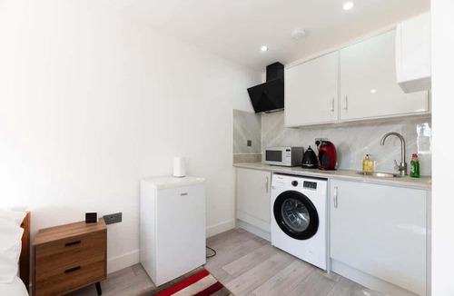 Epsom Condo | Bright & Modern Studio Near London, EV Charger
