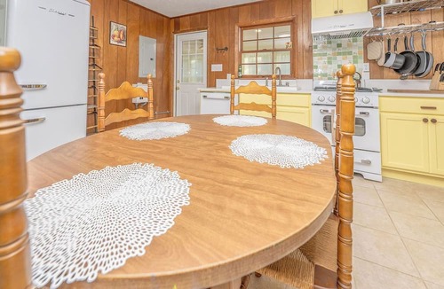 Spring Hill Cottage | Loch Haven on Harris -Vintage Lakefront Cottage on 20 Private Acres w/Pond