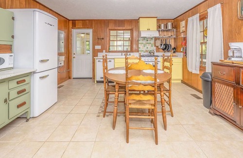 Spring Hill Cottage | Loch Haven on Harris -Vintage Lakefront Cottage on 20 Private Acres w/Pond