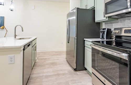 Wilmington Apartment | Barsala l Brand-new fully furnished 3BD with access to fast Wi-Fi and gym