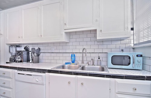 Shelby Apartment | McSwain House #2- Historic, walk uptown, parking!