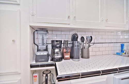 Shelby Apartment | McSwain House #2- Historic, walk uptown, parking!