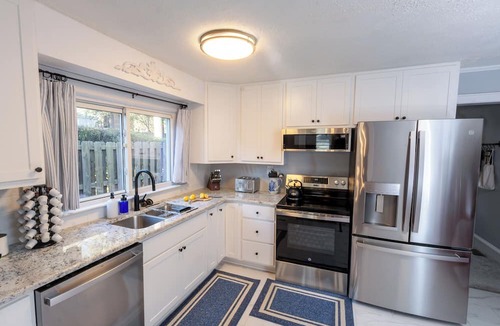 Terry Sanford House | Haymount Movie Room + min. to Downtown & Ft. Bragg & Grad Events Family Friendly