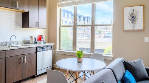 Downtown Apartment | Viagem Beautiful and Spacious 1BR with Gym and Pool