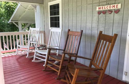 Black Mountain House | Rosso Veranda Cottage
