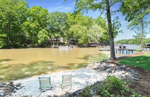 Belmont House | Paradise Lake House: A Lakefront Retreat