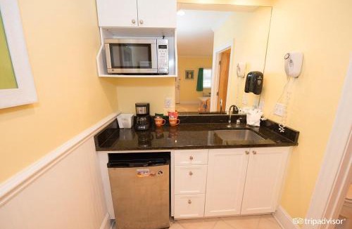 Atlantic Beach Apartment | Island Inn of Atlantic Beach - Queen Suite Unit 109