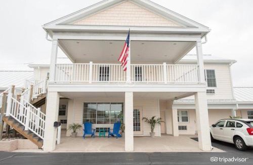 Atlantic Beach Apartment | Island Inn of Atlantic Beach - Queen Suite Unit 202