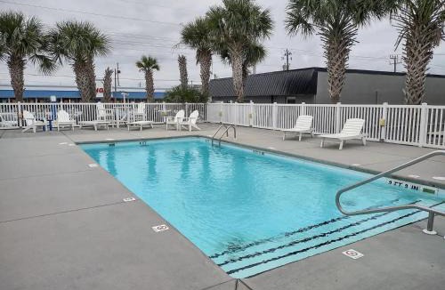 Atlantic Beach Apartment | Island Inn of Atlantic Beach - Queen Suite Unit 202